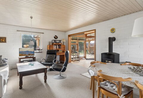 Paale - 395M from the Sea: Indretning, Gulvbelægning, Møbel, Loft, Træ, Etage, Stue, Lysarmatur, Couch, Værelse