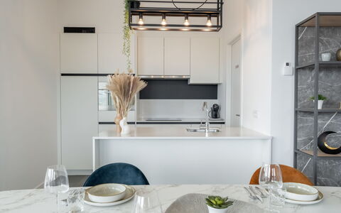 Parkville with Parking & Terrace: Møbel, Indretning, Køkken, Countertop, Væg, Gulvbelægning, Lysarmatur, Træ, Loft, Køkken & Spisebord