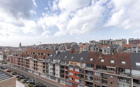 Parkville with Parking & Terrace: Bygning, Daytime, Byområde, Vindue, Boligområde, City, Lejlighed, Stad, Kvarter, Facade