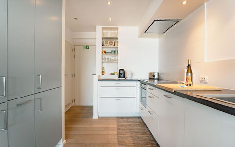 St. Tropez with Seaview & Parking: Køkken, Countertop, Køkken Apparat, Indretning, Cabinetry, Gulvbelægning, Møbel, Etage, Større Bandage, Træ