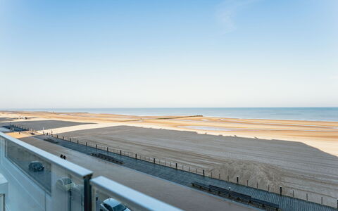 St. Tropez with Seaview & Parking: Daytime, Horisont, Hav, Kyst, Strand, Ocean, Kyst, Sand, Hegn, Walkway