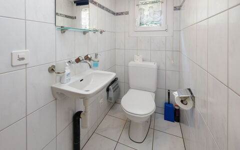 Haus Margrittli: Badeværelse, Toiletbræt, Badeværelsesvask, Sanitærarmatur, Toilet, Håndvask, Gulvbelægning, Tap, Etage, Indretning