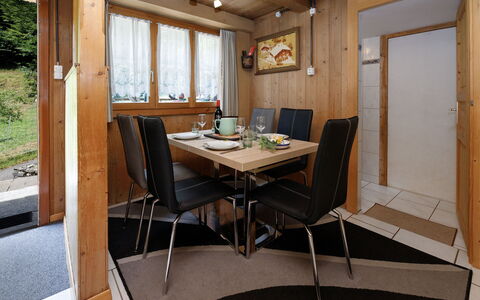 Haus Margrittli: Møbel, Indretning, Træ, Gulvbelægning, Loft, Værelse, Etage, Belysning, Bord, Køkken