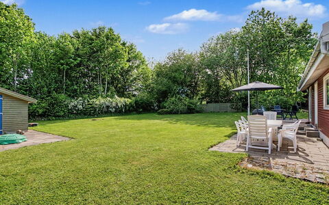 Pascal - 175M from the Sea: Græs, Træ, Have, Busk, Lawn, Land Lot, Skygge, Bunddække
