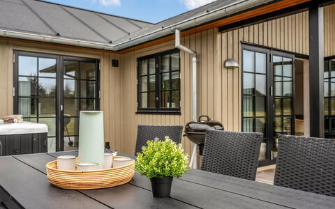 Emin - 2.8Km from the Sea: Møbel, Træ, Indretning, Gulvbelægning, Etage, Stol, Værelse, Loft, Stue, Lejlighed