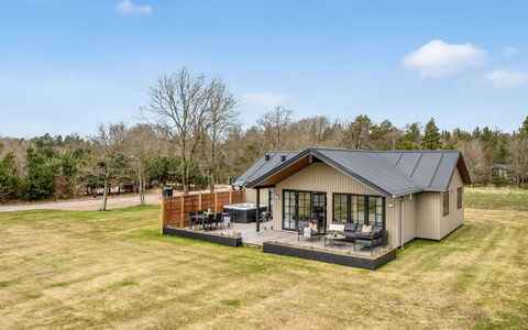 Emin - 2.8Km from the Sea: Møbel, Træ, Indretning, Gulvbelægning, Etage, Stol, Værelse, Loft, Stue, Lejlighed