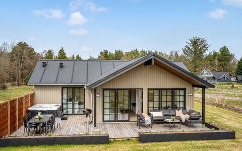 Emin - 2.8Km from the Sea: Møbel, Træ, Indretning, Gulvbelægning, Etage, Stol, Værelse, Loft, Stue, Lejlighed