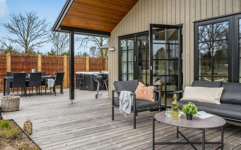 Emin - 2.8Km from the Sea: Møbel, Træ, Indretning, Gulvbelægning, Etage, Stol, Værelse, Loft, Stue, Lejlighed