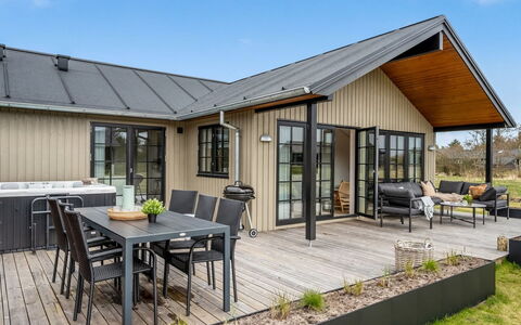 Emin - 2.8Km from the Sea: Møbel, Træ, Indretning, Gulvbelægning, Etage, Stol, Værelse, Loft, Stue, Lejlighed