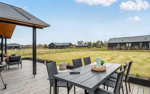 Emin - 2.8Km from the Sea: Møbel, Træ, Indretning, Gulvbelægning, Etage, Stol, Værelse, Loft, Stue, Lejlighed