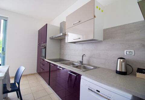 Villa i Gabbiani Otranto: Køkken, Countertop, Køkken Apparat, Større Bandage, Gulvbelægning, Indretning, Cabinetry, Håndvask, Møbel, Køkkenvask