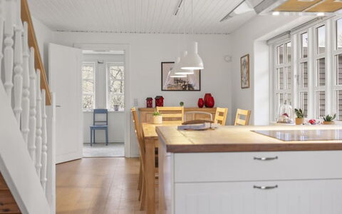 Seved - 440M from the Sea: Gulvbelægning, Møbel, Indretning, Countertop, Etage, Træ, Cabinetry, Køkken, Trægulve, Loft
