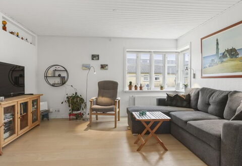 Seved - 440M from the Sea: Møbel, Indretning, Couch, Gulvbelægning, Etage, Væg, Stue, Træ, Trægulve, Loft