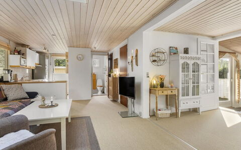 Ansfried - 900M from the Sea: Indretning, Møbel, Gulvbelægning, Loft, Etage, Træ, Couch, Stue, Belysning, Værelse