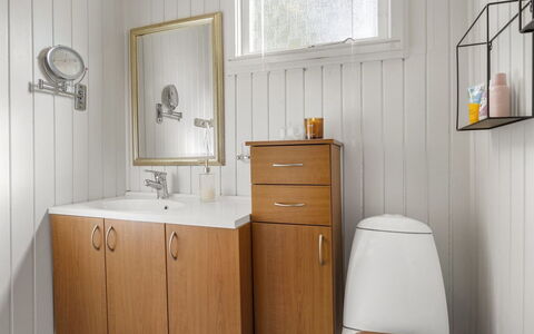 Ansfried - 900M from the Sea: Sanitærarmatur, Håndvask, Indretning, Gulvbelægning, Badeværelsesskab, Badeværelsesvask, Cabinetry, Tap, Etage, Badeværelse
