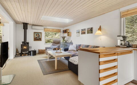 Ansfried - 900M from the Sea: Møbel, Indretning, Gulvbelægning, Etage, Couch, Træ, Loft, Værelse, Stue, Trægulve
