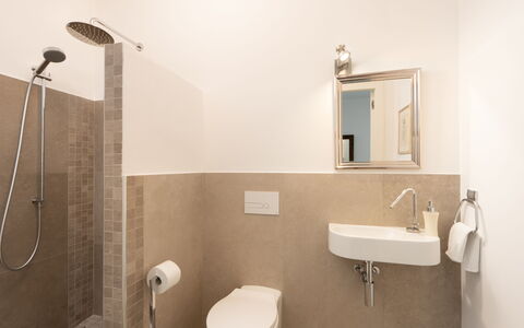 Villa Ombrone: Badeværelse, Sanitærarmatur, Væg, Gulvbelægning, Toilet, Badeværelsesvask, Etage, Toiletbræt, Indretning, Håndvask