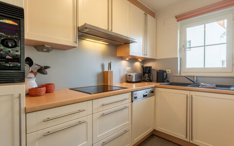 Pura Vida with Private Parking: Køkken, Køkken Apparat, Countertop, Større Bandage, Cabinetry, Indretning, Træ, Møbel, Gulvbelægning, Husholdningsapparat