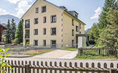 Chesa Chalcherin 3: Bygning, Vindue, Hjem, Hus, Boligområde, Arkitektur, Sommerhus, Estate, Hegn, Sidespor