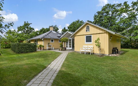 Holmsten - 250M to the Fjord: Møbel, Træ, Indretning, Gulvbelægning, Etage, Stol, Værelse, Loft, Stue, Lejlighed