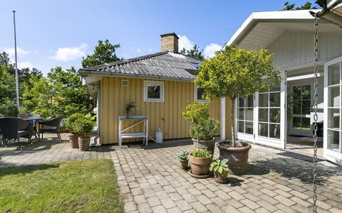 Holmsten - 250M to the Fjord: Møbel, Træ, Indretning, Gulvbelægning, Etage, Stol, Værelse, Loft, Stue, Lejlighed