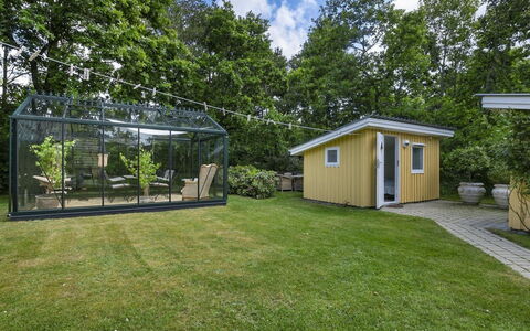 Holmsten - 250M to the Fjord: Møbel, Træ, Indretning, Gulvbelægning, Etage, Stol, Værelse, Loft, Stue, Lejlighed