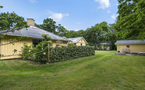 Holmsten - 250M to the Fjord: Møbel, Træ, Indretning, Gulvbelægning, Etage, Stol, Værelse, Loft, Stue, Lejlighed