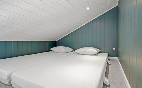 Delan - 650M from the Sea: Loft, Etage, Gulvbelægning, Indretning, Soveværelse, Seng, Sengetøj, Madras, Sengetøj, Bed Frame