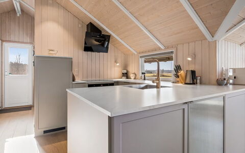 Caranus - 120M from the Sea: Træ, Loft, Køkken, Indretning, Gulvbelægning, Countertop, Hjem, Køkken Apparat, Sanitærarmatur, Større Bandage