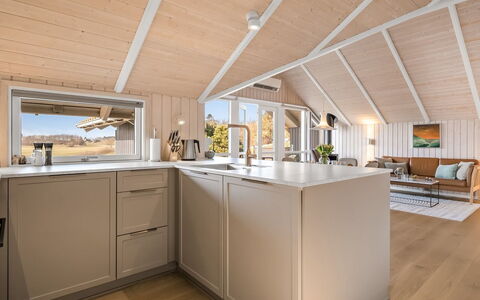 Caranus - 120M from the Sea: Træ, Gulvbelægning, Indretning, Loft, Etage, Køkken, Countertop, Trægulve, Hjem, Cabinetry
