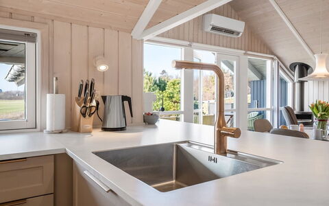 Caranus - 120M from the Sea: Gulvbelægning, Indretning, Træ, Countertop, Køkken, Sanitærarmatur, Loft, Etage, Lysarmatur, Tap