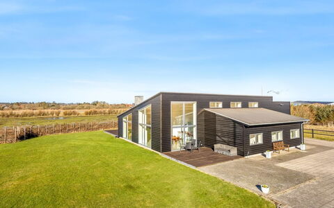 Emelita - 1.4Km from the Sea: Møbel, Træ, Indretning, Gulvbelægning, Etage, Stol, Værelse, Loft, Stue, Lejlighed