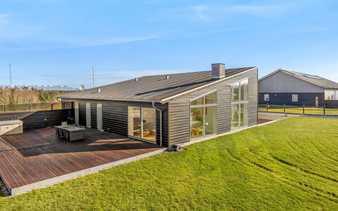 Emelita - 1.4Km from the Sea: Møbel, Træ, Indretning, Gulvbelægning, Etage, Stol, Værelse, Loft, Stue, Lejlighed