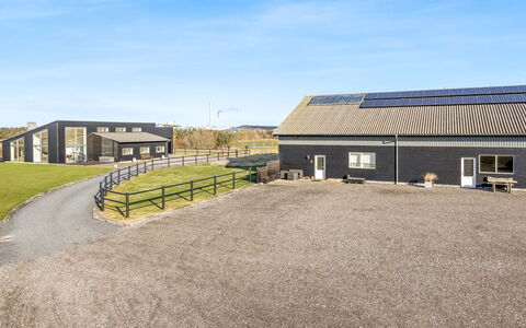Emelita - 1.4Km from the Sea: Møbel, Træ, Indretning, Gulvbelægning, Etage, Stol, Værelse, Loft, Stue, Lejlighed