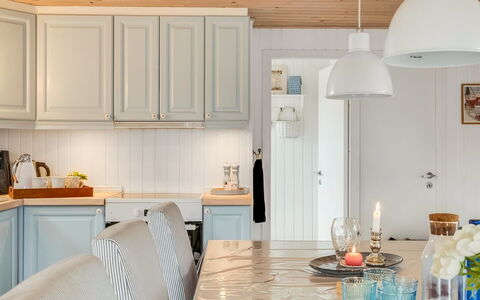 Nikica - from the Sea: Møbel, Indretning, Gulvbelægning, Træ, Loft, Lysarmatur, Køkken, Countertop, Etage, Cabinetry