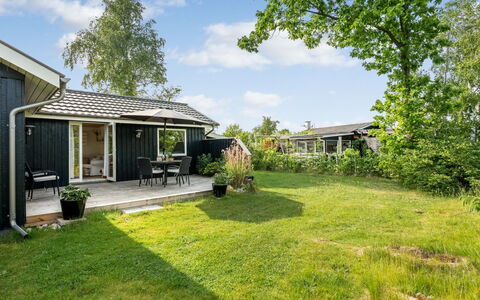 Nikica - from the Sea: Hus, Tag, Hjem, Boligområde, Sommerhus, Busk, Have, Lawn, Bunddække, Estate