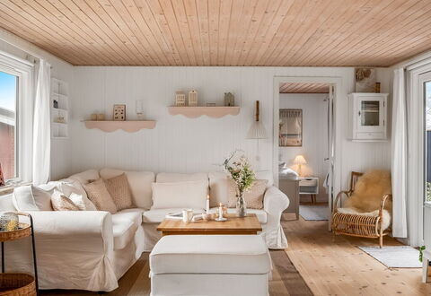 Nikica - from the Sea: Møbel, Indretning, Gulvbelægning, Couch, Etage, Træ, Loft, Værelse, Stue, Belysning