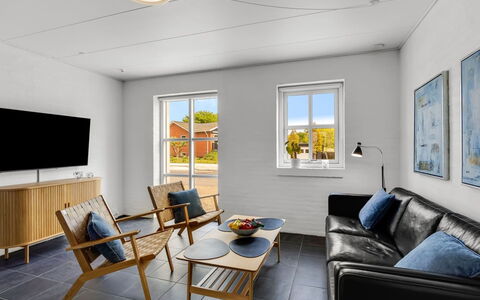 Alwina - 900M from the Sea: Væg, Gulvbelægning, Indretning, Etage, Møbel, Træ, Loft, Trægulve, Stue, Belysning