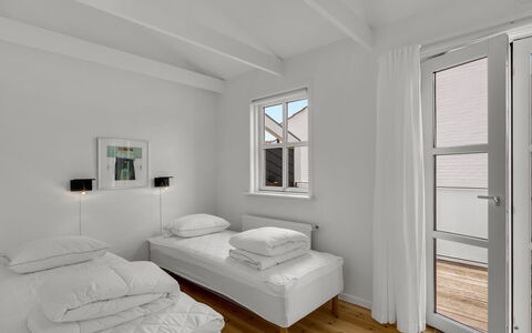Alwina - 900M from the Sea: Etage, Indretning, Soveværelse, Gulvbelægning, Seng, Loft, Lejlighed, Værelse, Sengetøj, Bed Frame