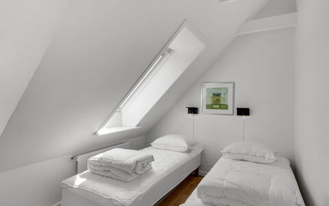 Alwina - 900M from the Sea: Seng, Soveværelse, Indretning, Etage, Sengetøj, Loft, Sengetøj, Gulvbelægning, Bed Frame, Møbel