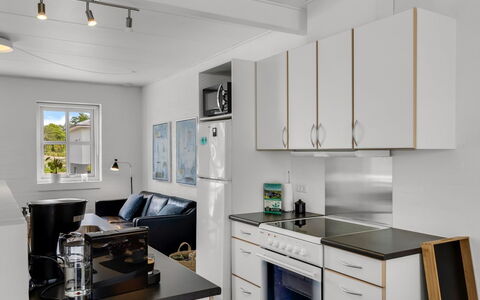 Alwina - 900M from the Sea: Køkken, Køkken Apparat, Større Bandage, Countertop, Indretning, Gulvbelægning, Husholdningsapparat, Møbel, Loft, Komfur