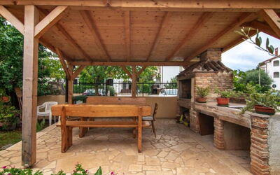 Poreč 131: Træ, Møbel, Bejdse, Have, Skygge, Udendørs Struktur, Udendørs Møbler, Gårdhave, Backyard, Stol