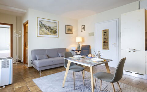 Leonard Lake: Møbel, Indretning, Gulvbelægning, Bord, Etage, Værelse, Stue, Stol, Couch, Billedramme