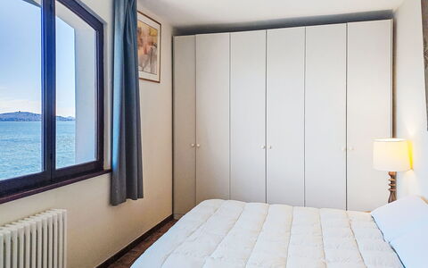 Leonard Lake: Soveværelse, Seng, Møbel, Sengetøj, Indretning, Sengetøj, Værelse, Etage, Sengetøj, Bed Frame
