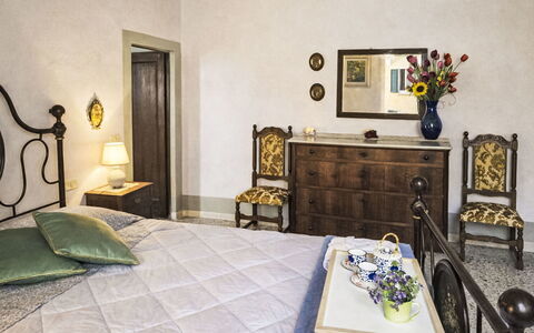 Casa Beppina Cortona: Møbel, Soveværelse, Indretning, Seng, Gulvbelægning, Etage, Værelse, Billedramme, Sengetøj, Sengebord