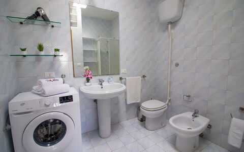 Anisia'S Home Otranto: Sanitærarmatur, Gulvbelægning, Badeværelse, Etage, Toilet, Indretning, Toiletbræt, Badeværelsesvask, Håndvask, Vvs