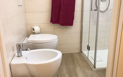 Studio Piccolo al Verticale - Levanto: Toiletbræt, Badeværelse, Toilet, Sanitærarmatur, Gulvbelægning, Etage, Håndvask, Vvs, Indretning, Tap