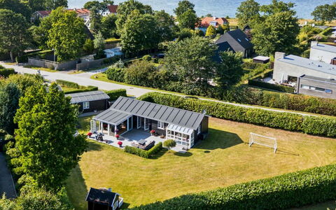 Sighvat - 225M from the Sea: Møbel, Træ, Indretning, Gulvbelægning, Etage, Stol, Værelse, Loft, Stue, Lejlighed