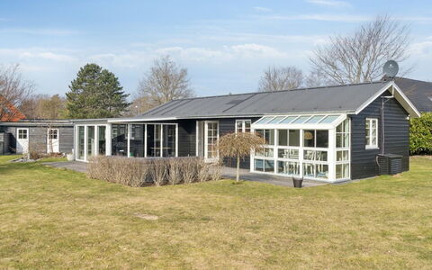 Sighvat - 225M from the Sea: Møbel, Træ, Indretning, Gulvbelægning, Etage, Stol, Værelse, Loft, Stue, Lejlighed