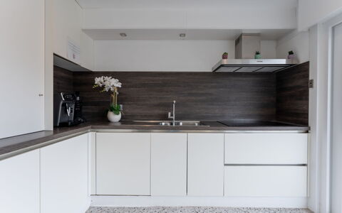 Wanderlust Belgium with Parking: Køkken, Countertop, Cabinetry, Indretning, Gulvbelægning, Træ, Køkken Apparat, Hjem, Etage, Sanitærarmatur